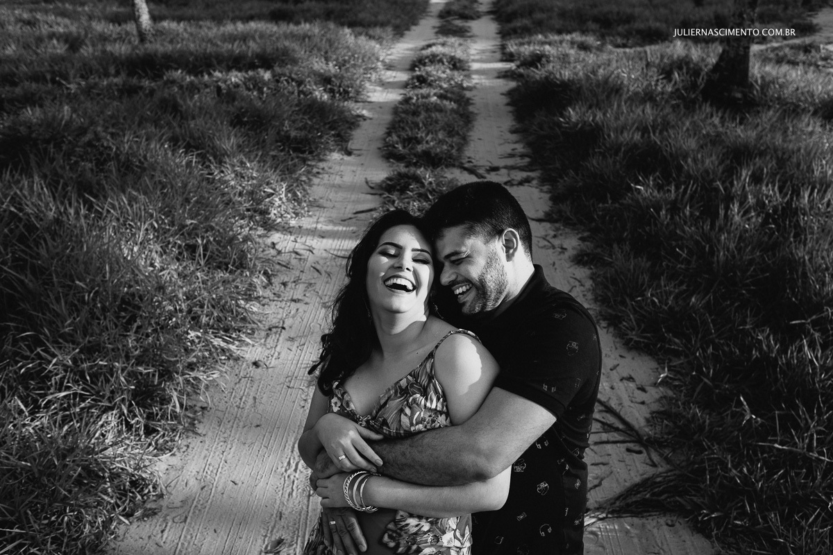 foto preto e branco de pré casamento em Coqueiral de aracruz - ES.