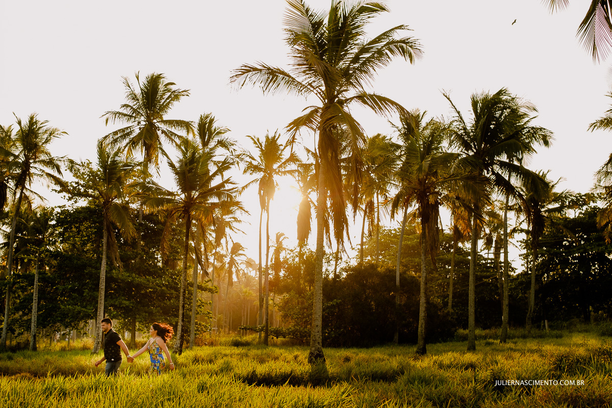 foto de pré casamento com os noivos correndo nos coqueiros em Coqueiral de aracruz - ES.