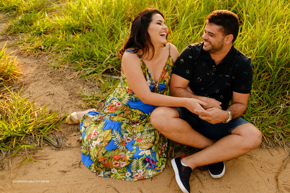 foto de casal sorrindo no pré casamento em Coqueiral de aracruz - ES.