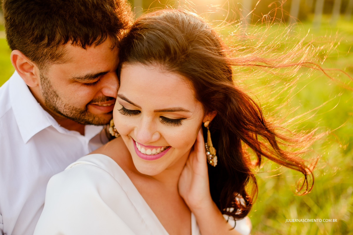 foto de pré casamento em Coqueiral de aracruz - ES com vento batendo no cabelo da noiva