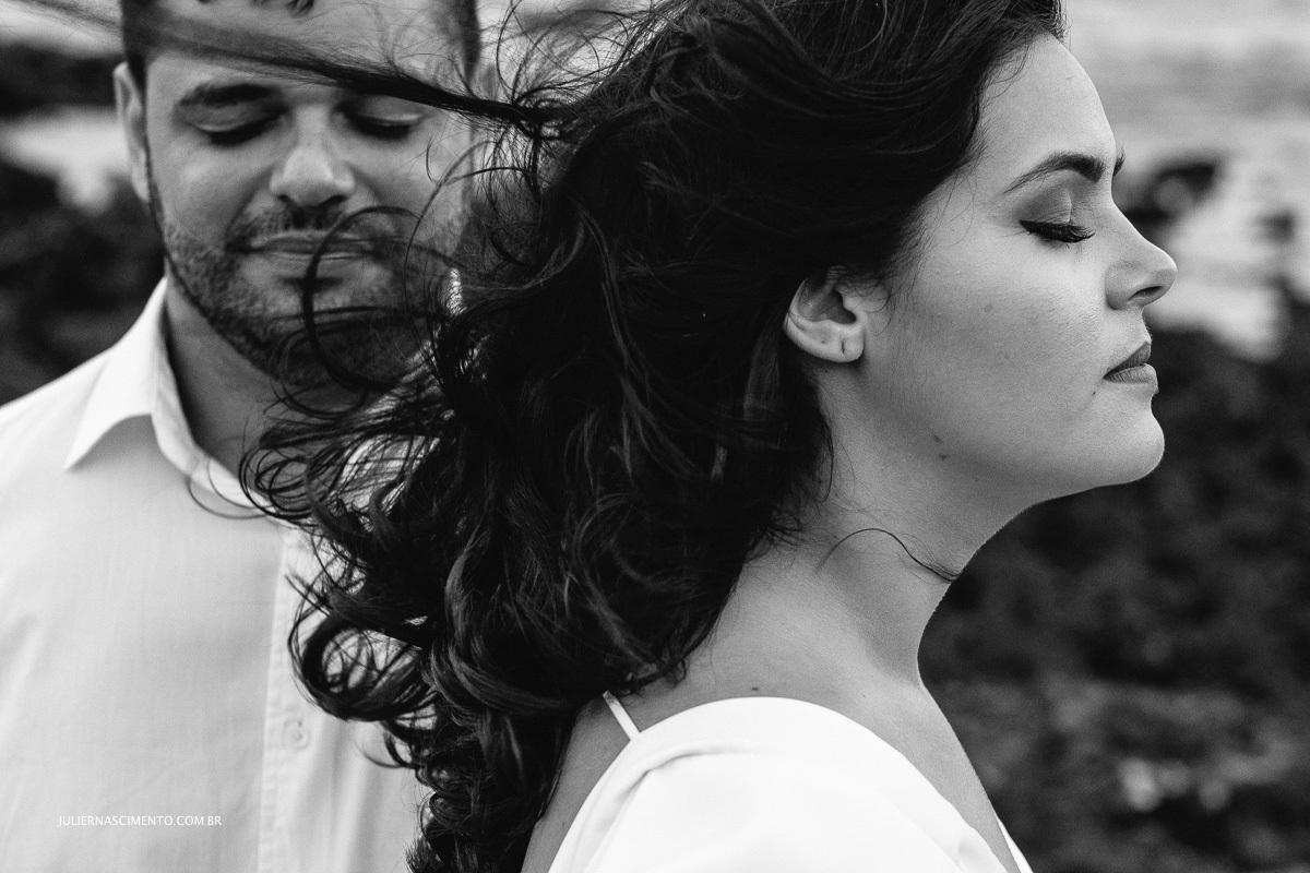 foto preto e branco de pré casamento em Coqueiral de aracruz - ES com cabelo da noiva voando