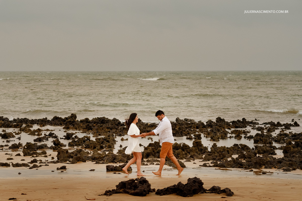 foto do casal correndo perto dos corais no seu pré wedding em Coqueiral de aracruz - ES