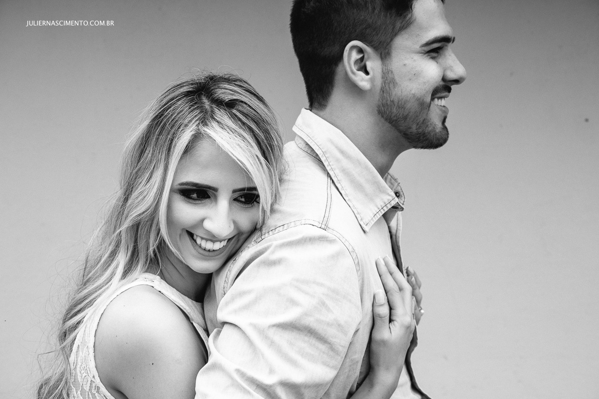 foto preto e branco, mulher abraçando o homem no ensaio pré wedding