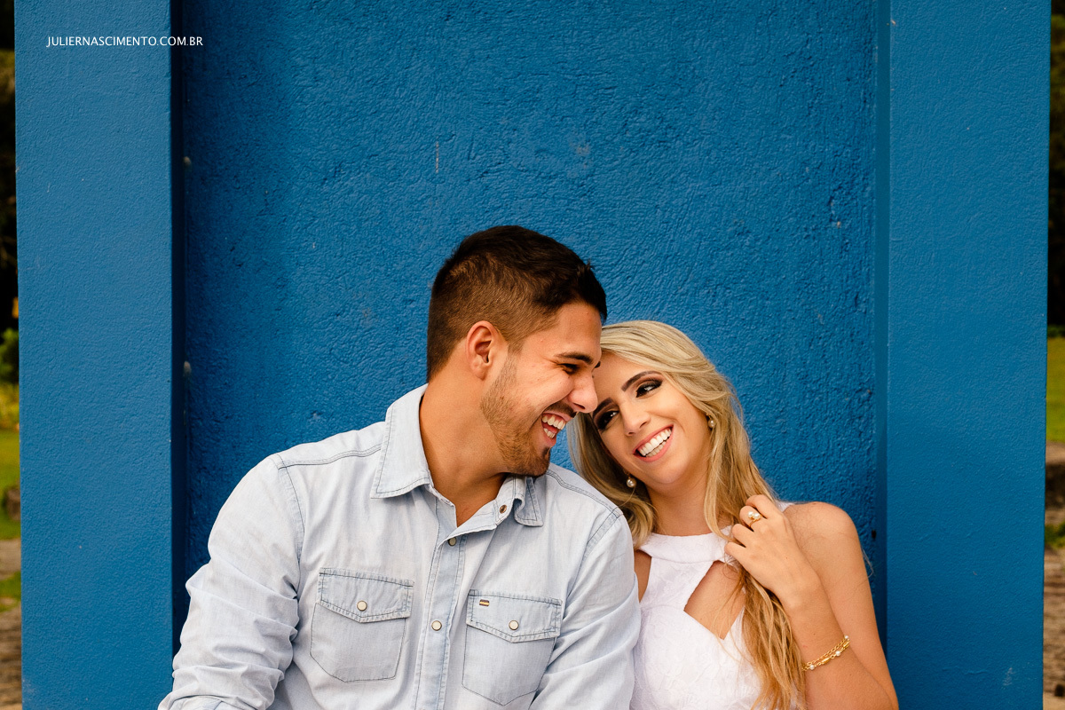 casal olhando um para o outro sorrindo felizes.