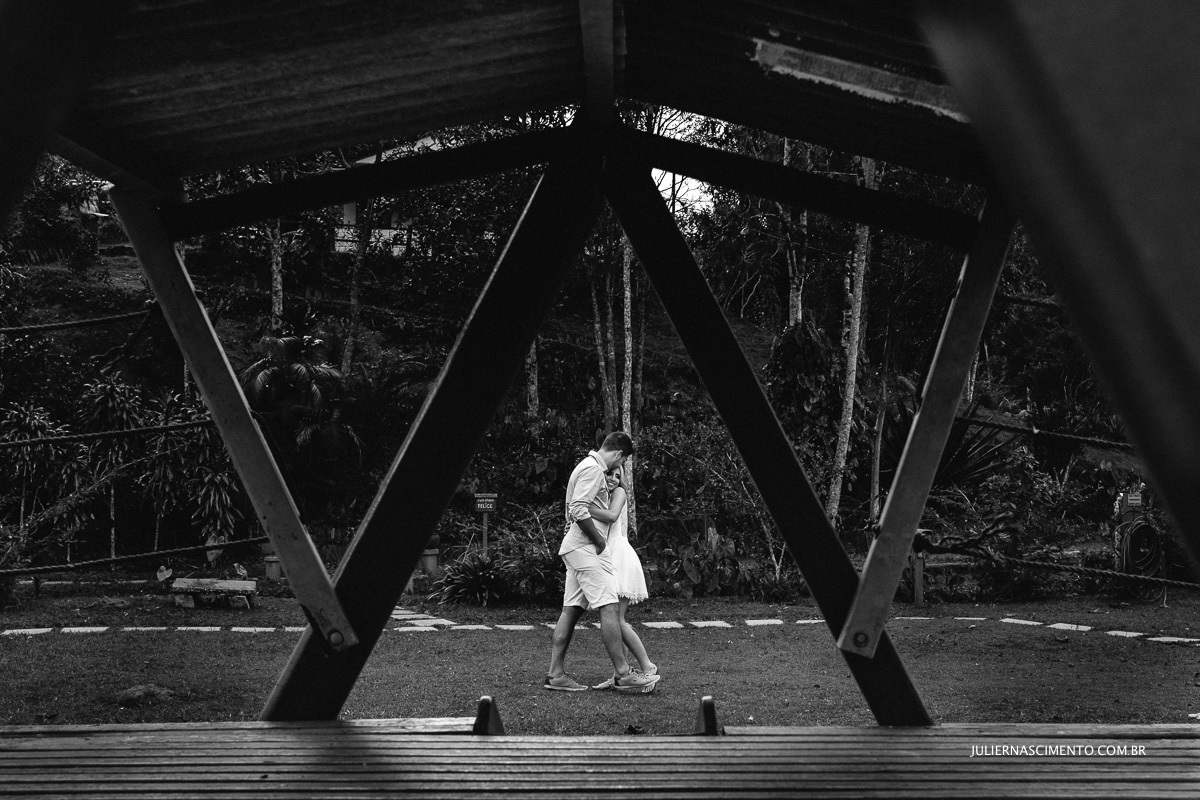 foto preto e branco casal ao ar livre na e-session