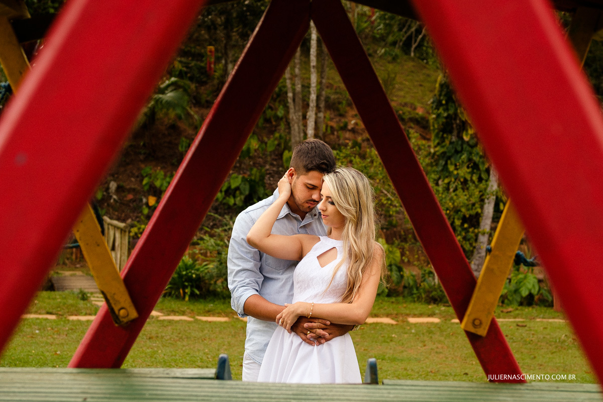 casal abraçado no ensaio fotografico ao ar livre