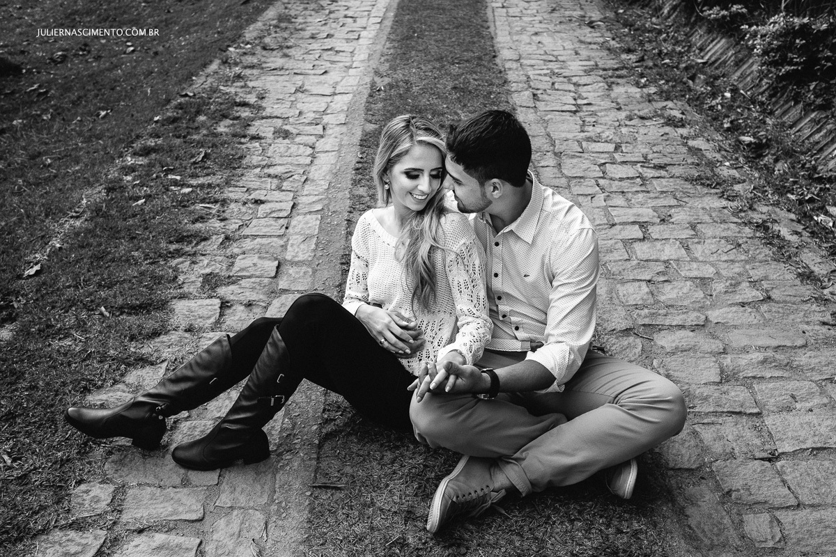 casal olhando um para o outro no ensaio pre casamento