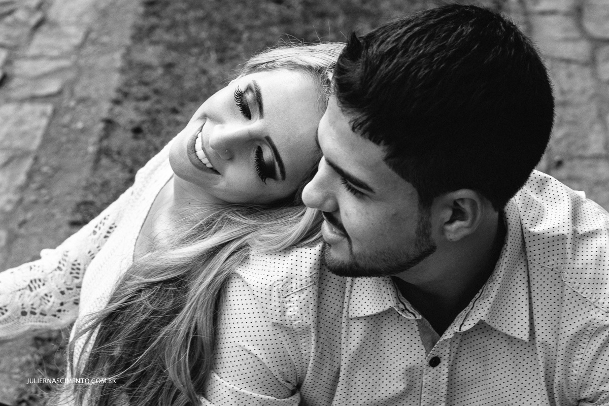 noiva encostando rosto no ombro do noivo no esession