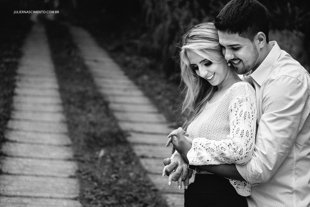 noivo abraçando noiva, numa estrada no ensaio pre wedding