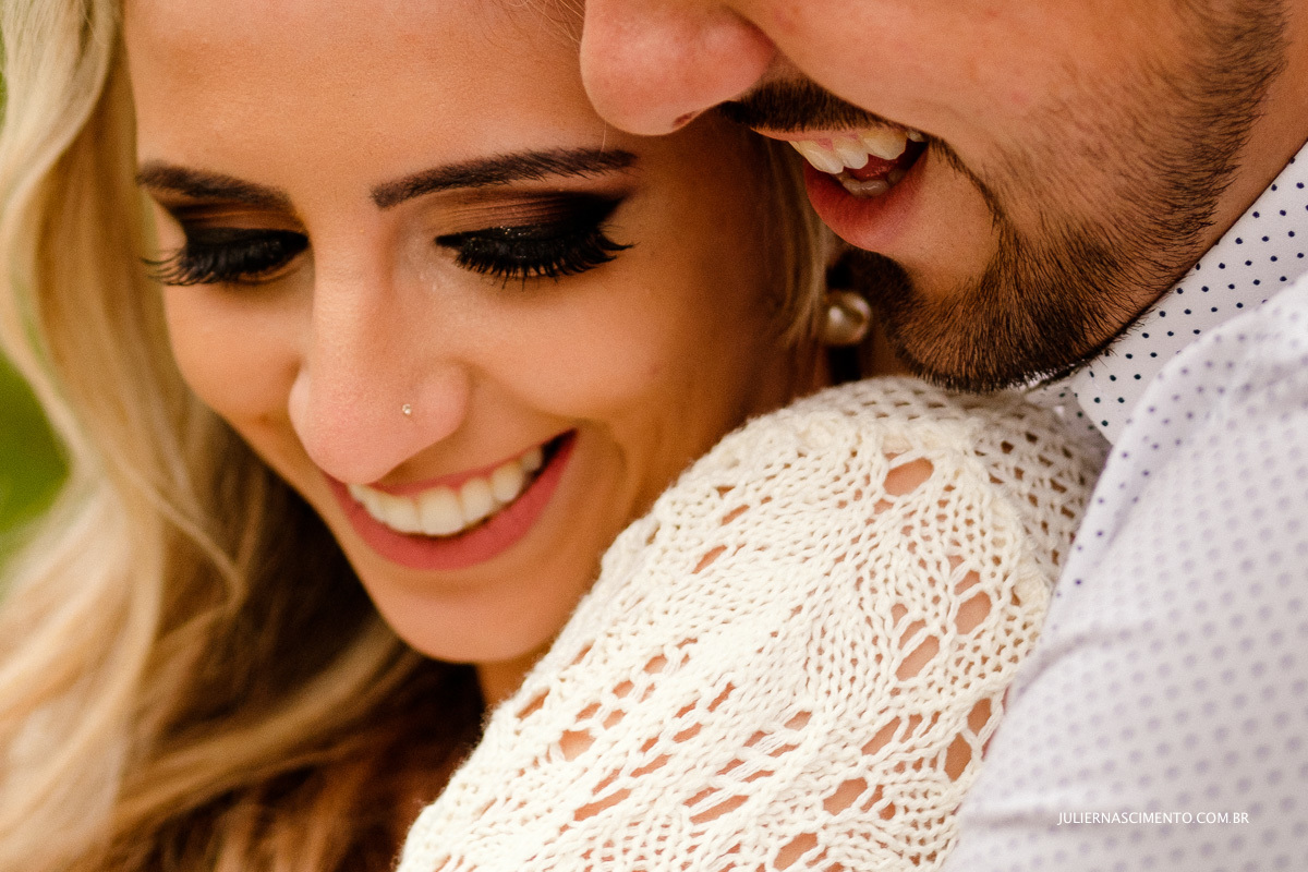 close do rosto dos noivos no ensaio pré casamento