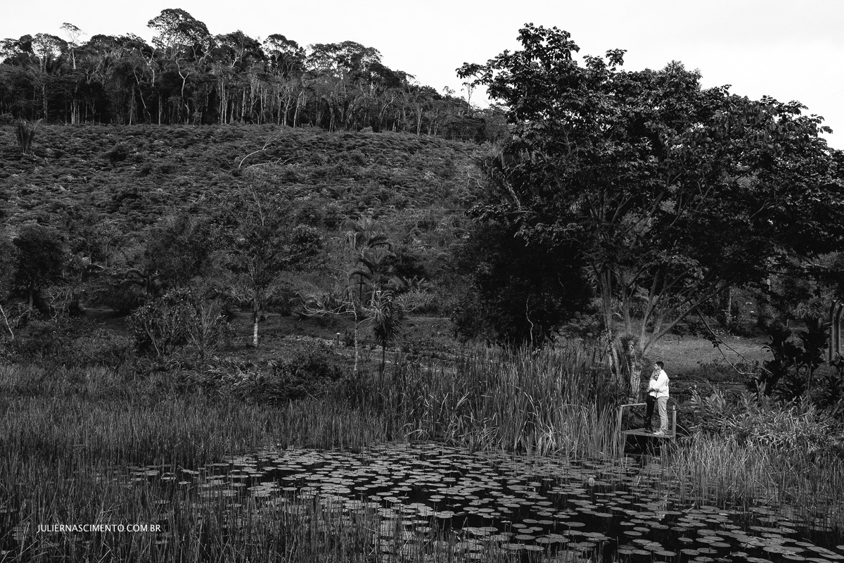 foto preto e branco da paisagem com noivos pequenos na e-session.