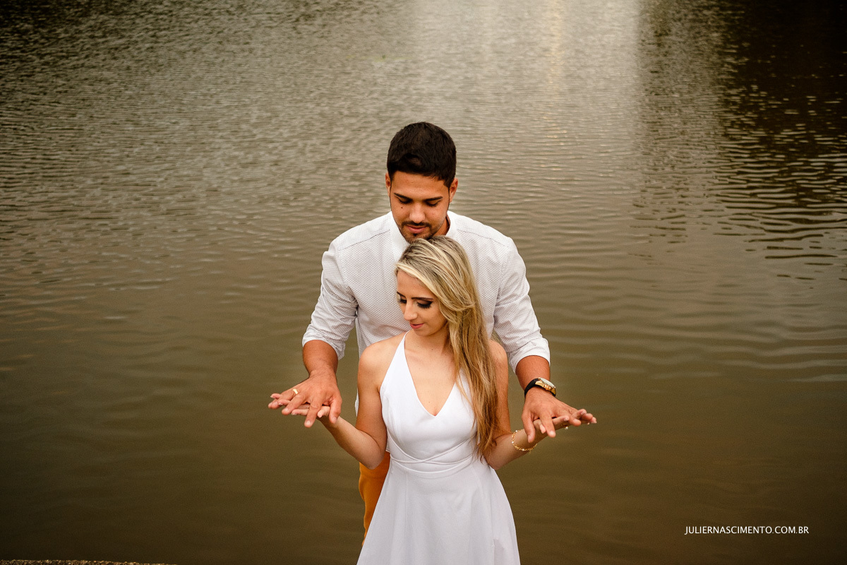 casal de mãos dados em frente a um lago no sítio canaã em santa teresa-es