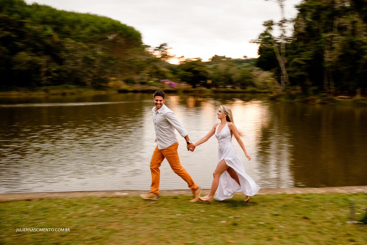 casal correndo perto do lago em santa teresa-es