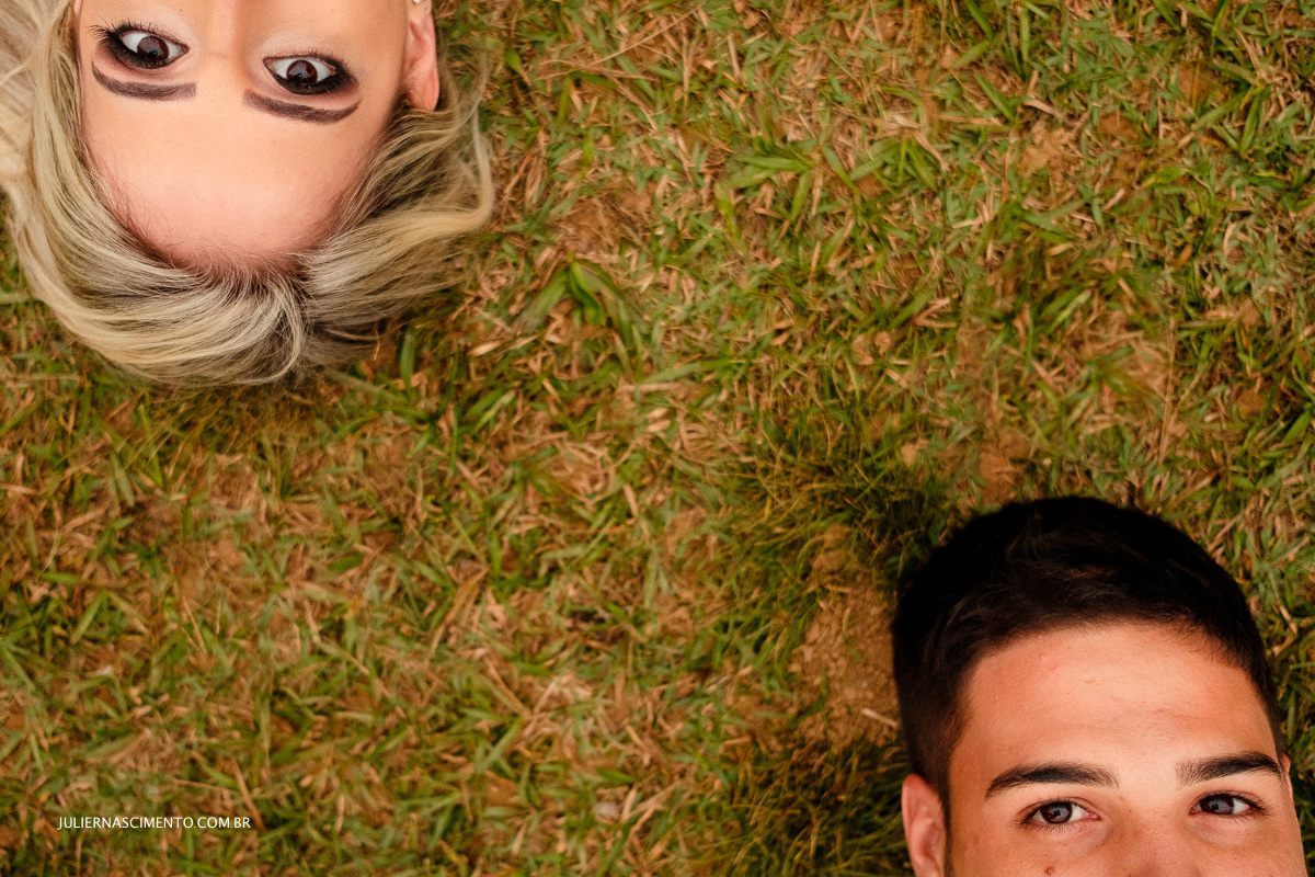 detalhe dos olhos do casal no ensaio fotografico do pre casamento