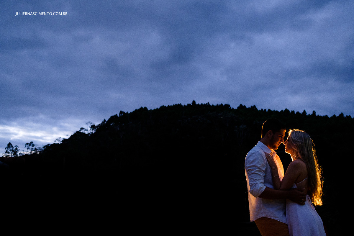 crepúsculo e casal em silhueta no sítio canaã
