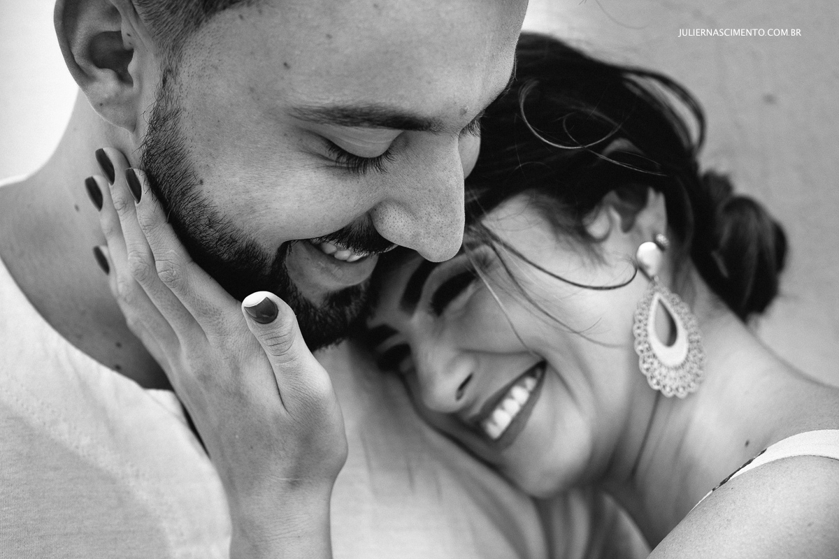foto preto e branco de um casal sorrindo no ensaio prewedding
