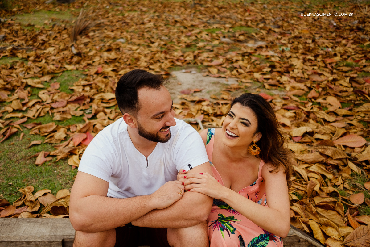 casal sentado um do lado  do outro sorrindo