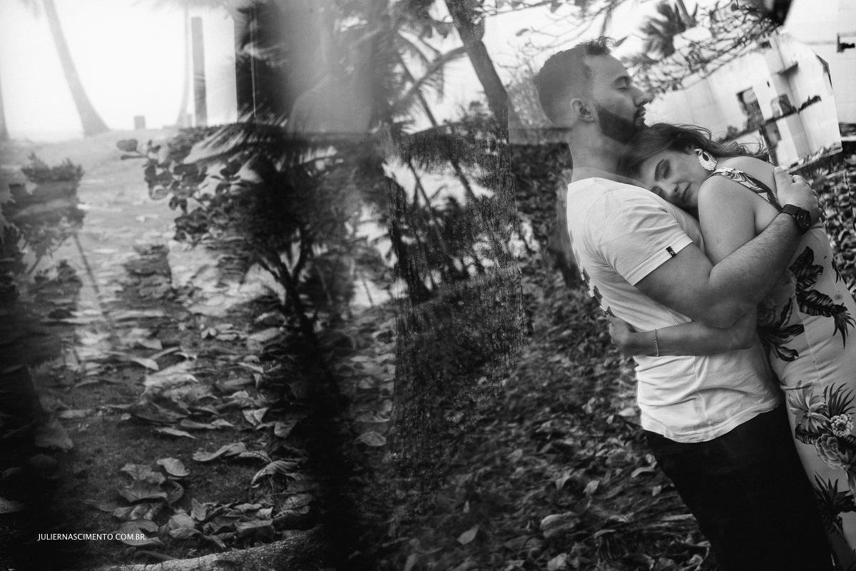 reflexo de um casal abraçado no vidro