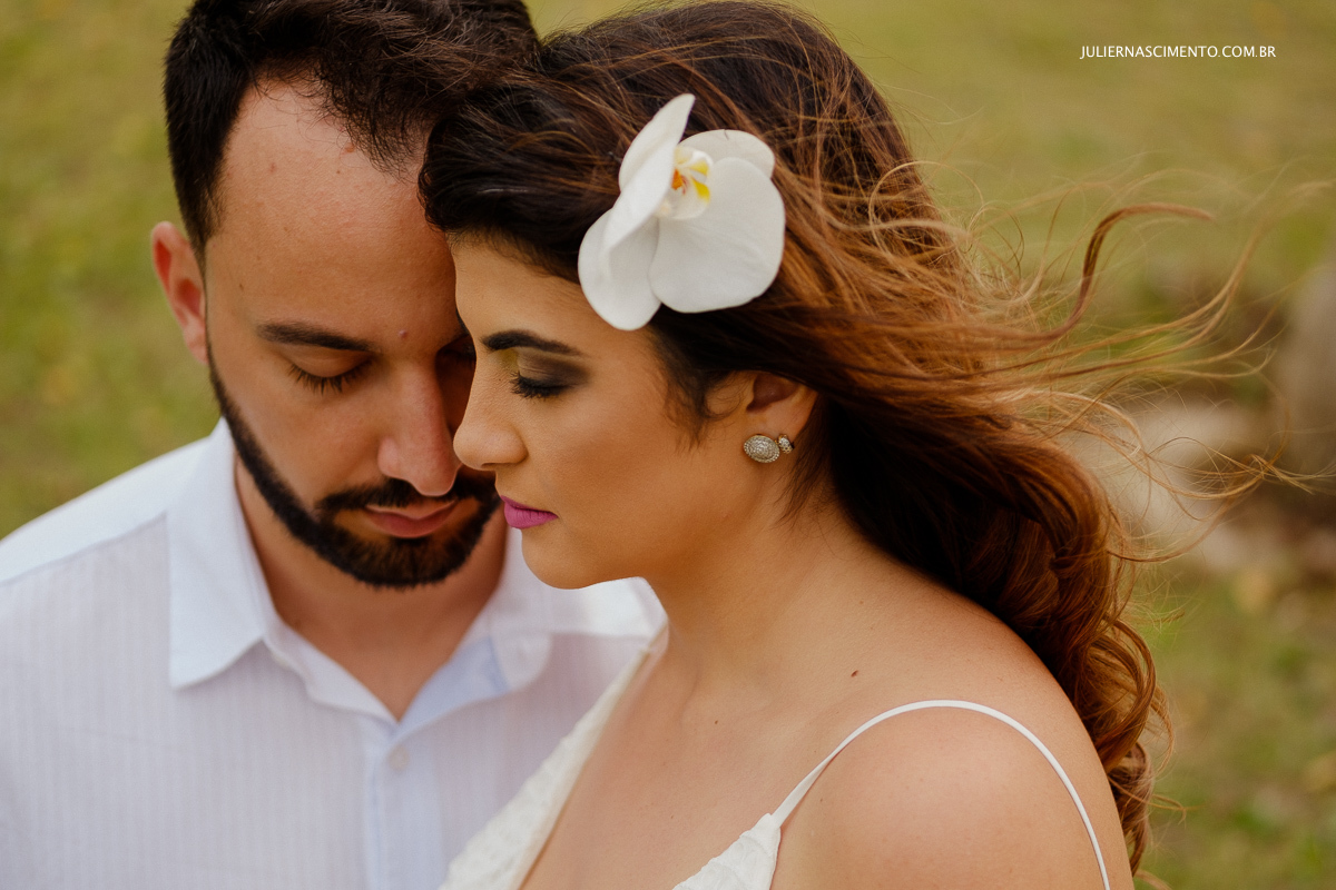 rosto do casal com cabelo voando por causa do vento no ensaio pre wedding