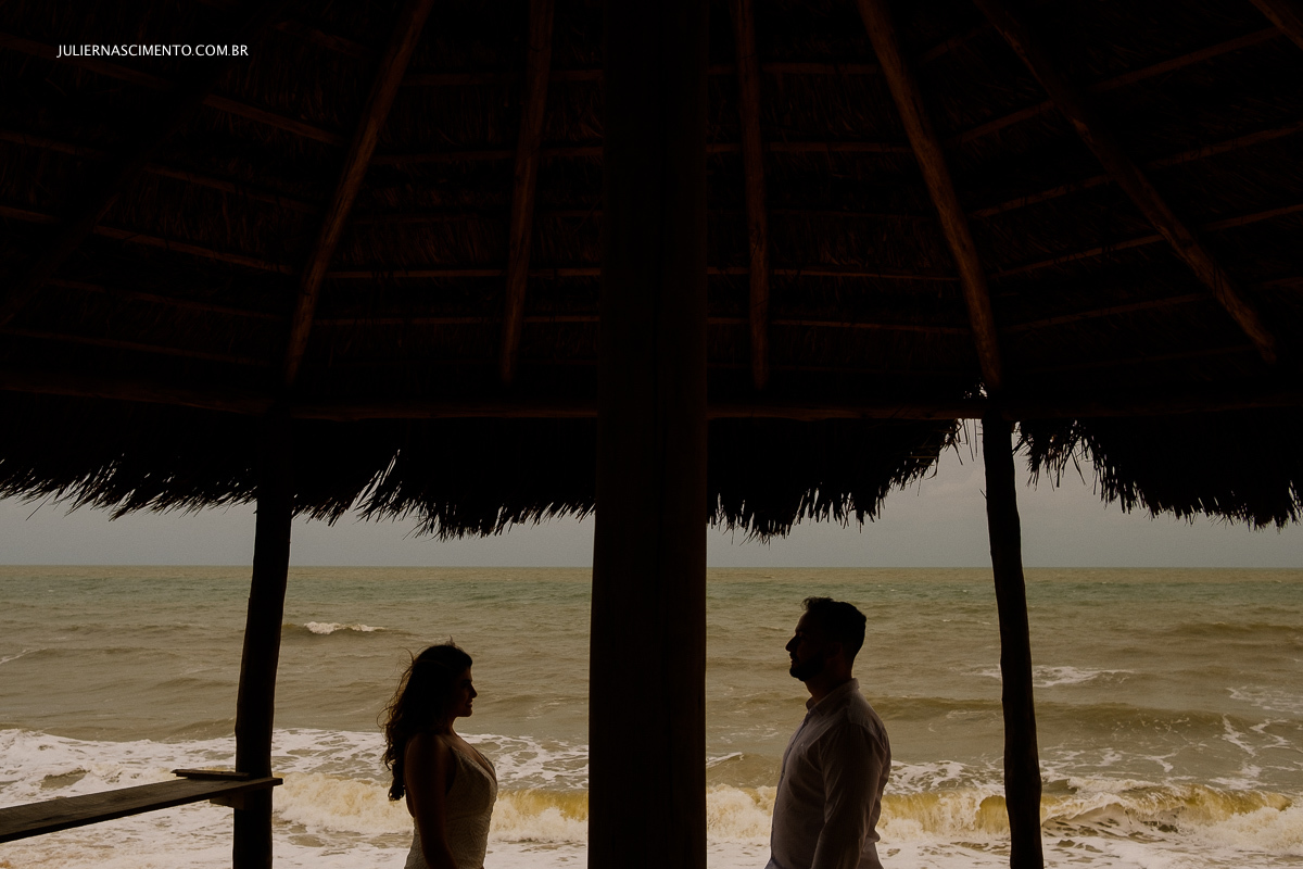 silhueta do casal em frente ao mar da praia de nova viçosa em Bahia