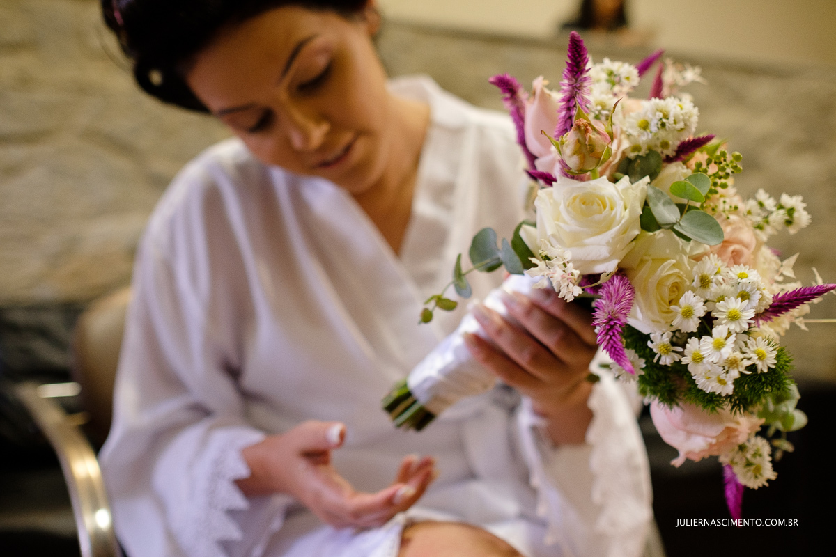 noiva seguando o bouquet
