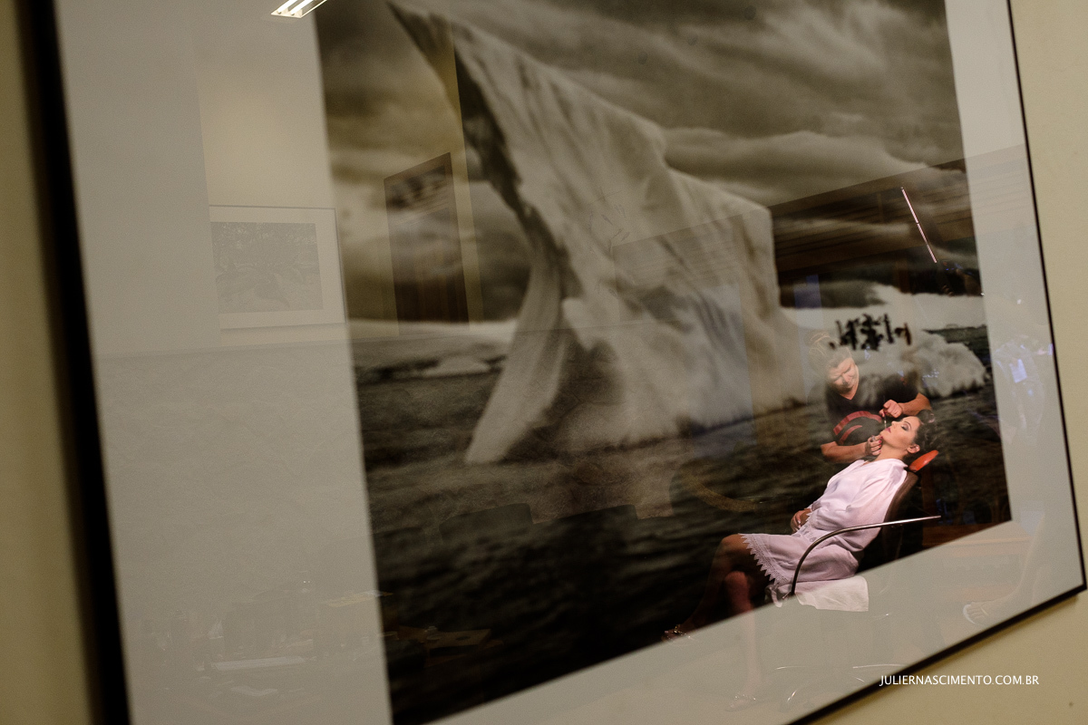 noiva se maquiando em reflexo no quadro de sebastião salgado