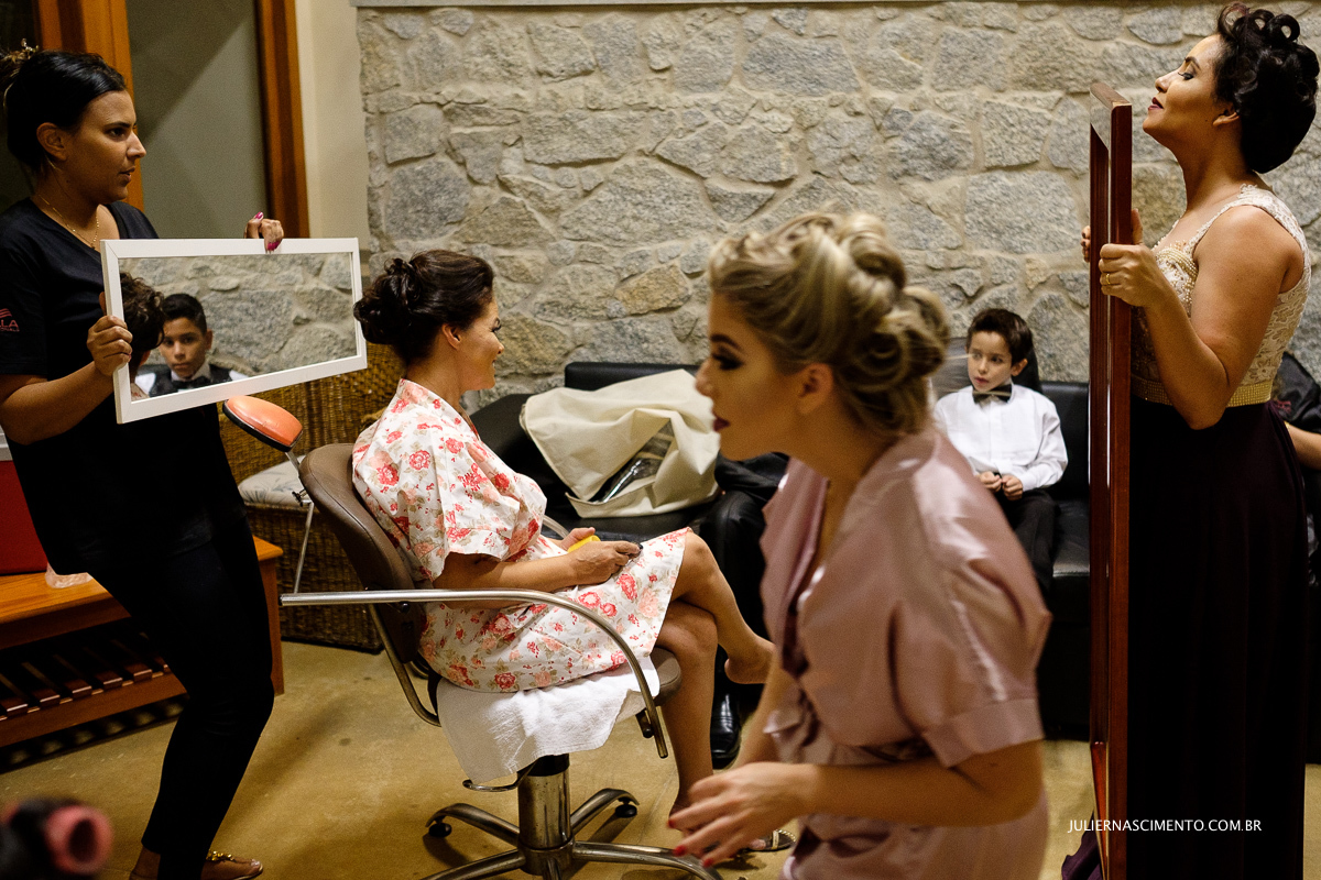 pessoas se arrumando para casamento