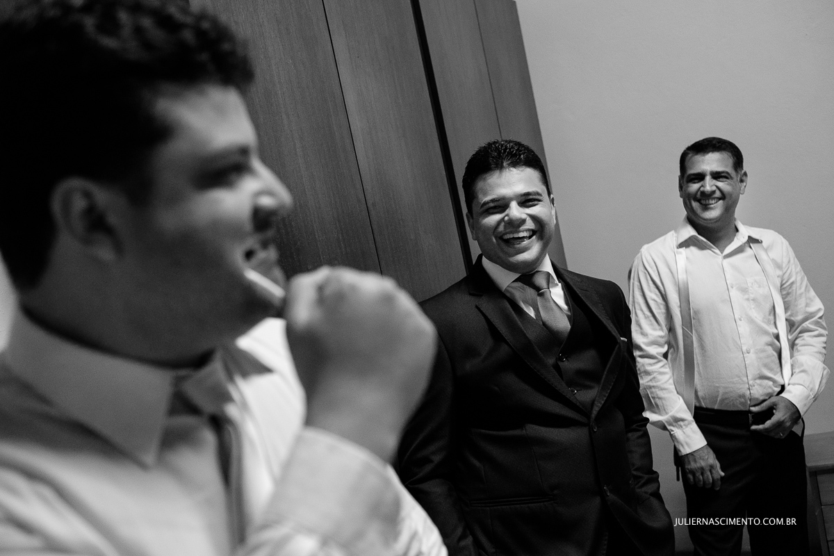 padrinho escovando dentes no making of do noivo