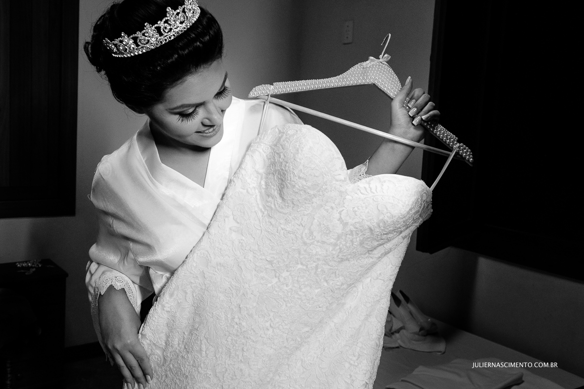noiva segurando vestido de noiva da anna flor ateliê