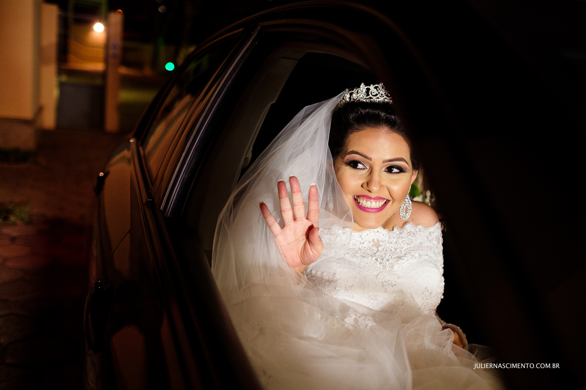 noiva sorrindo no carro