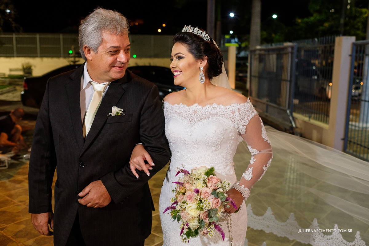 pai da noiva e noiva se olhando
