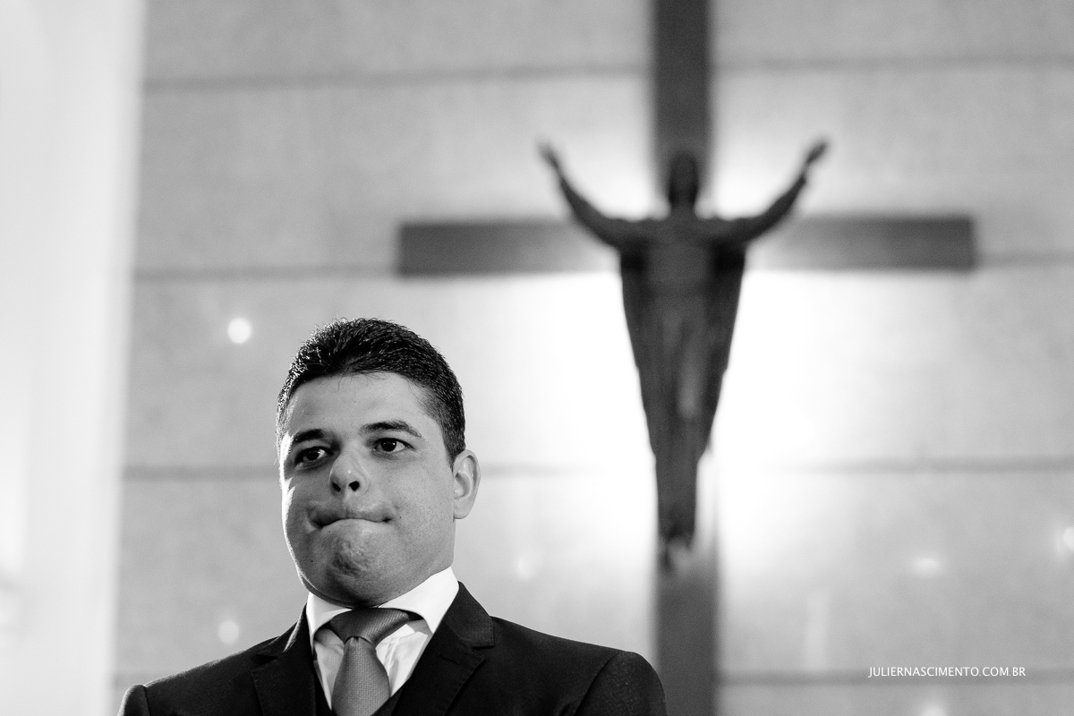 noivo tenso no altar