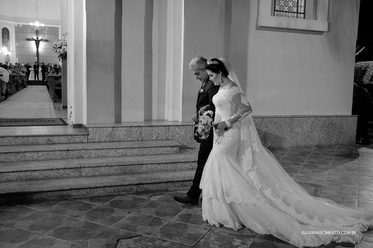 noiva entrando na igreja