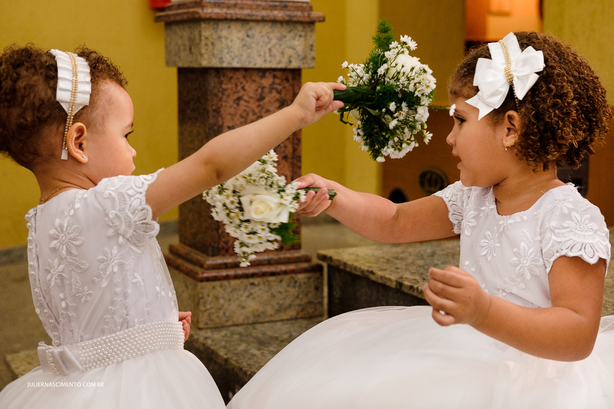 damas brincando com os bouquets