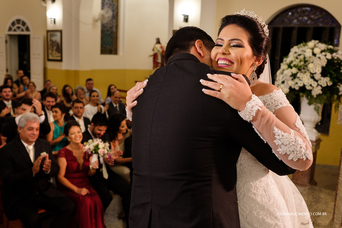 noiva abraçando noivo