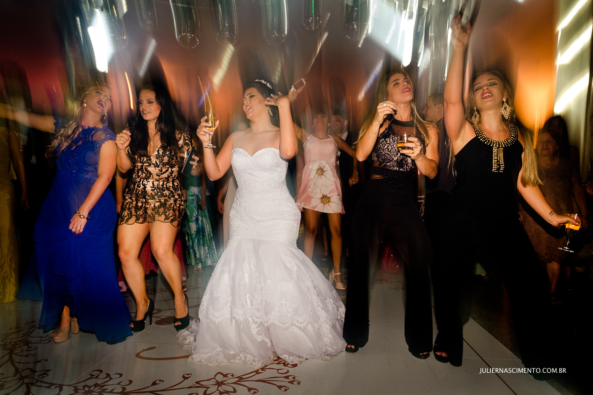 noiva e amigas dançando