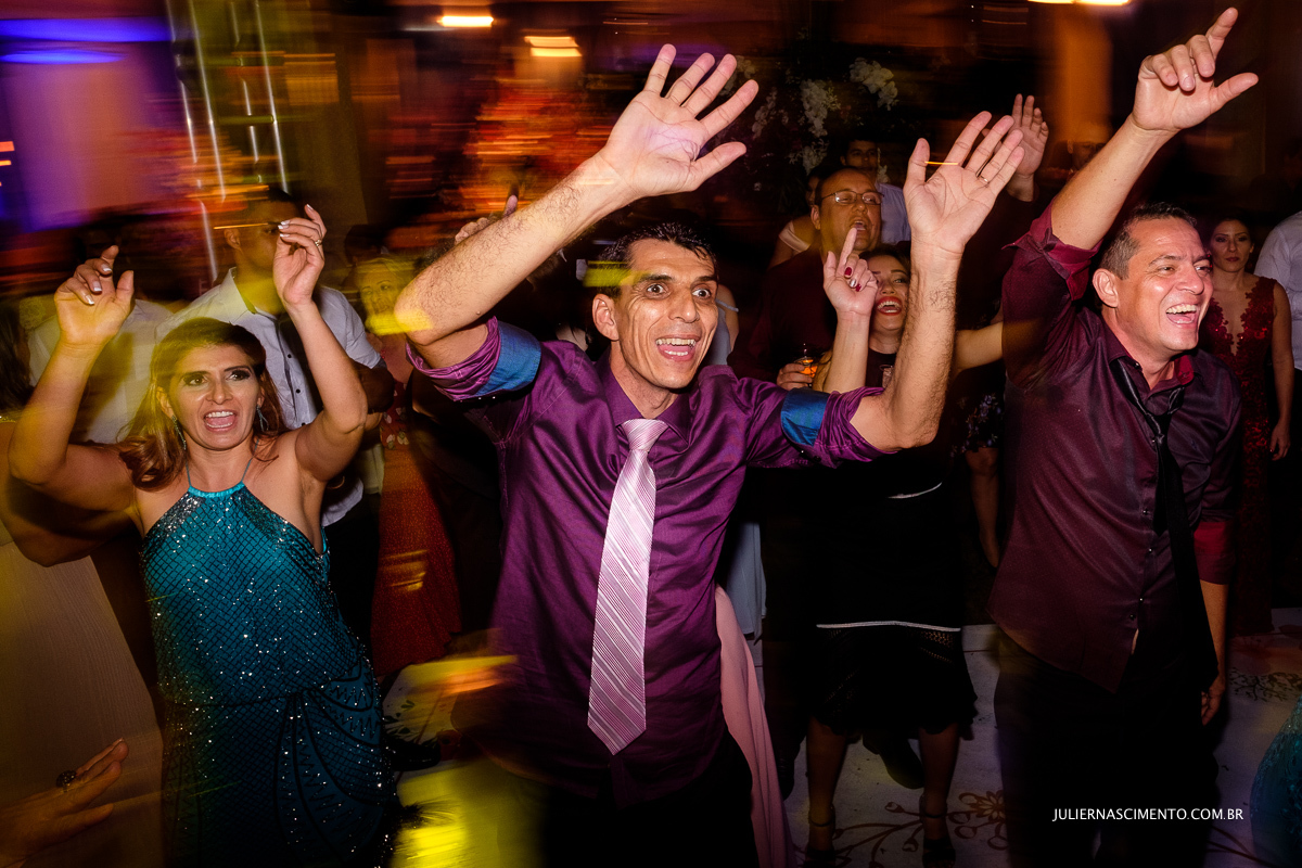 convidados dançando na festa de casamento