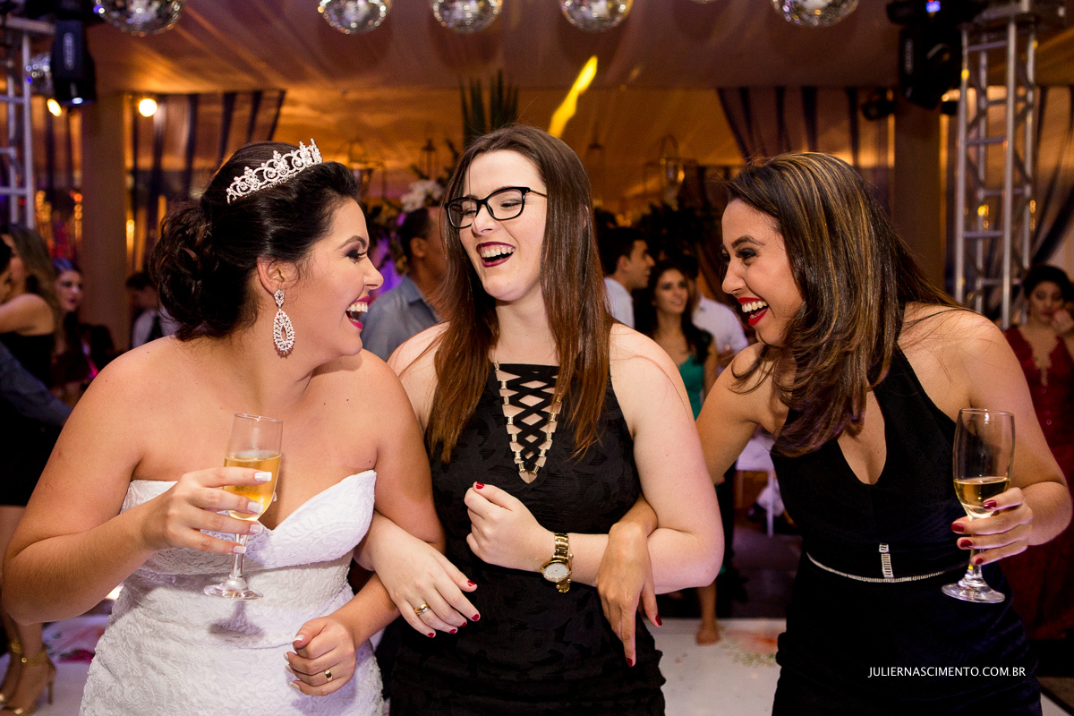noiva e amigas sorrindo