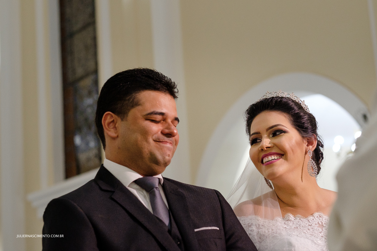 troca de olhares dos noivos no altar