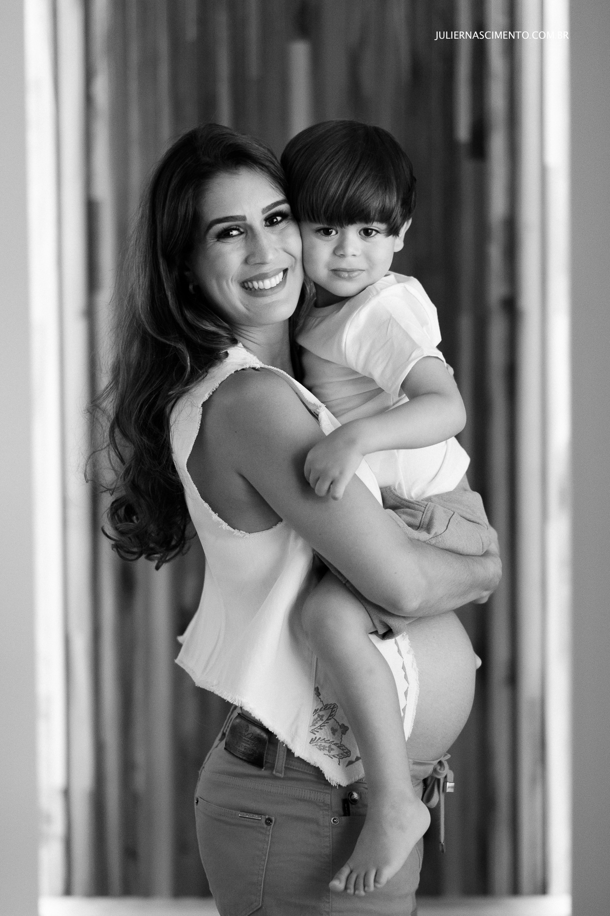 retrato de gestante com seu filho no colo