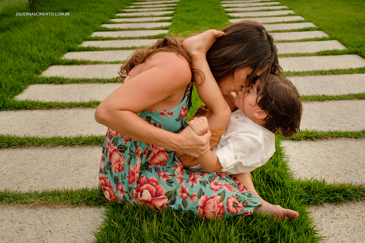 foto de gestante dando selinho no seu filho