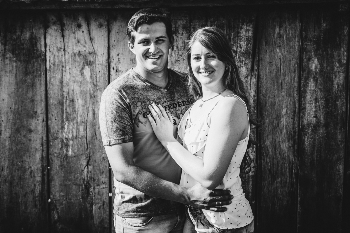 pré casamento preto e branco Pb fundo antigo de madeira galpão sitio