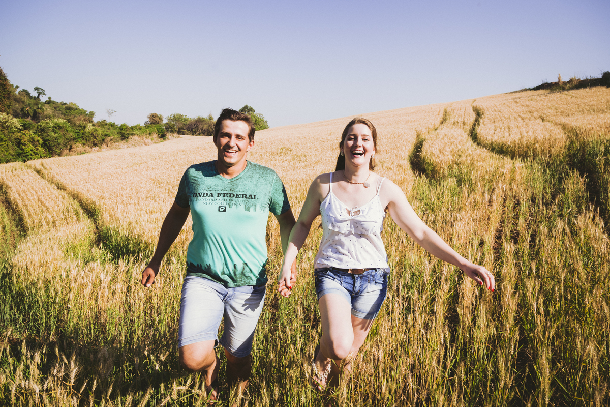 pré casamento casal correndo trigo felicidade cumplicidade amor