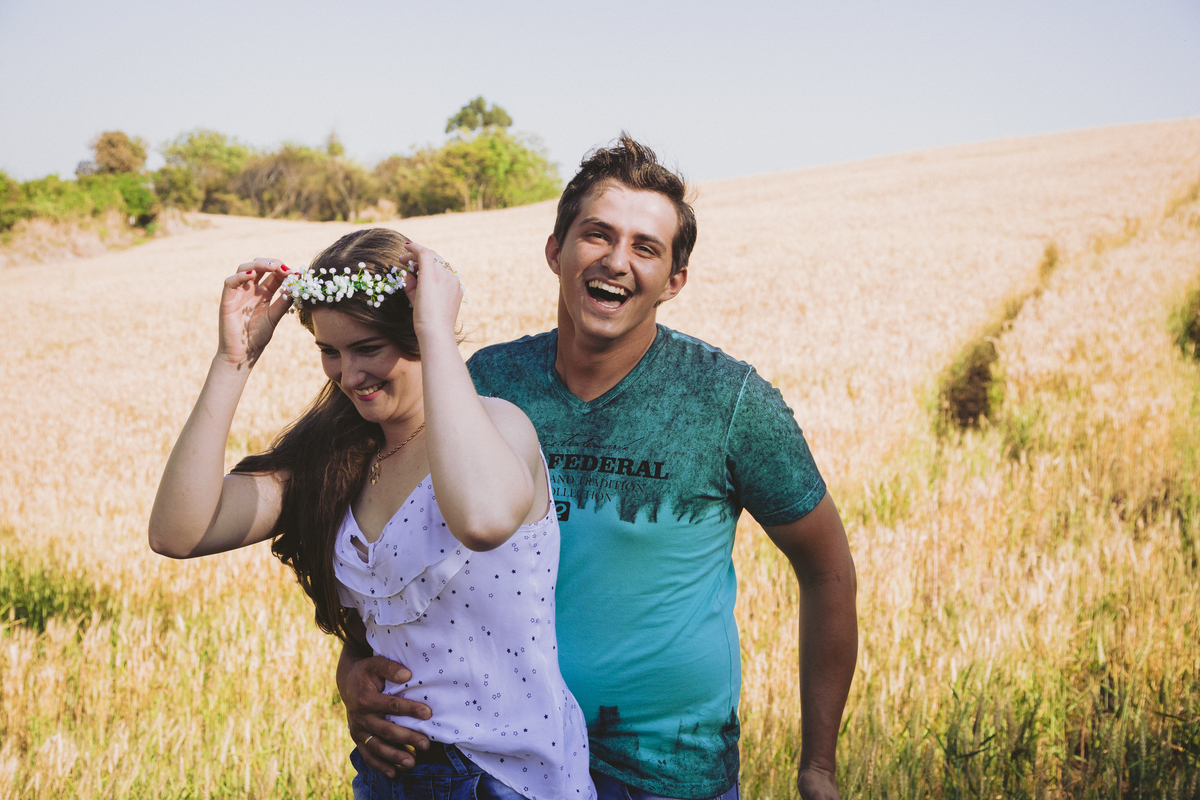 pré casamento casal rindo trigo felicidade cumplicidade amor