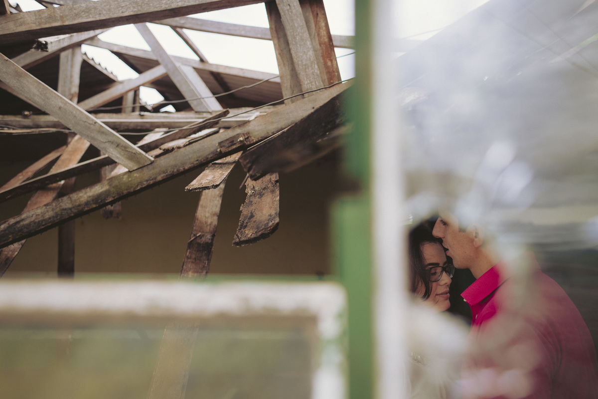 Pré-Wedding Karine e Ale amor risadas teto caindo escola abandonada atraz do vidro buraco de bala