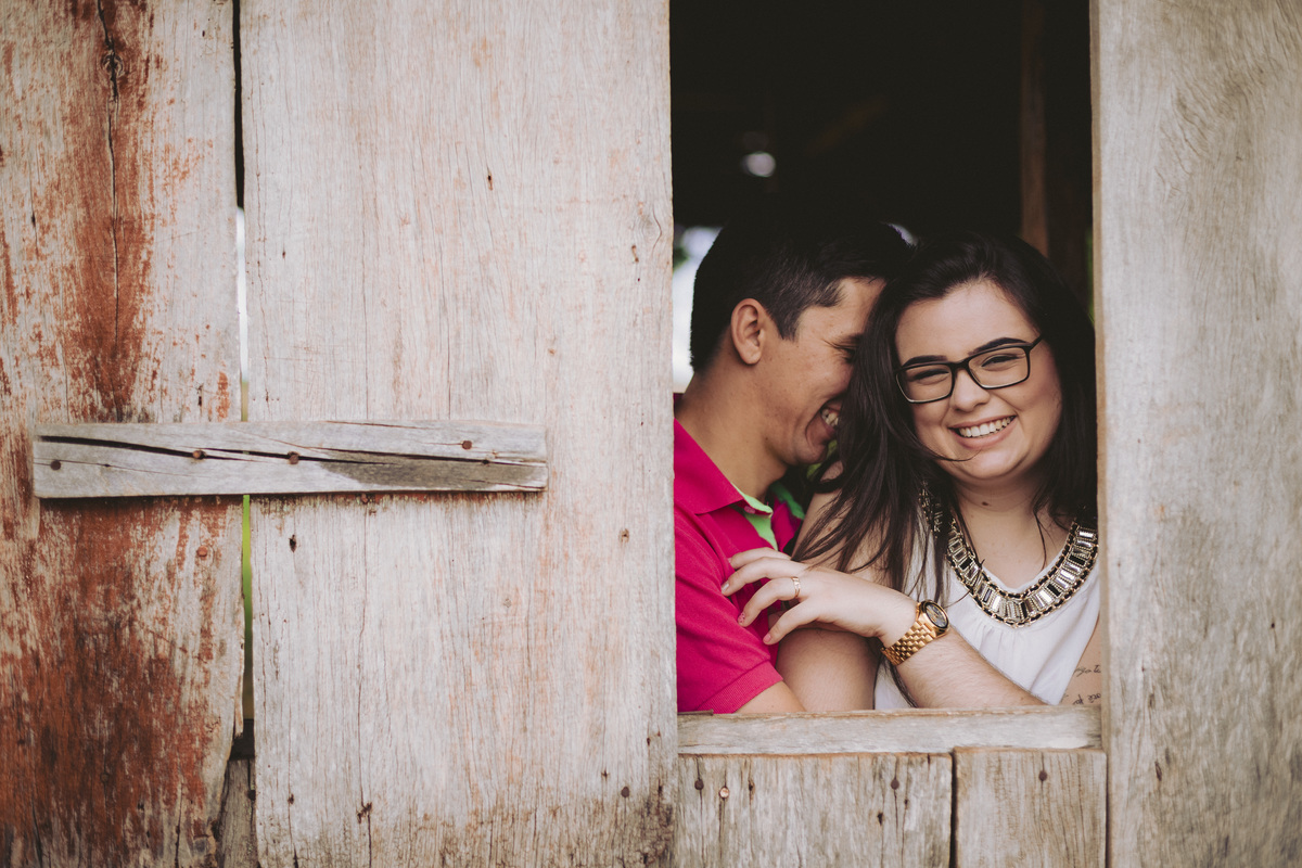 Pré-Wedding Karine e Ale janela casa de madeira
