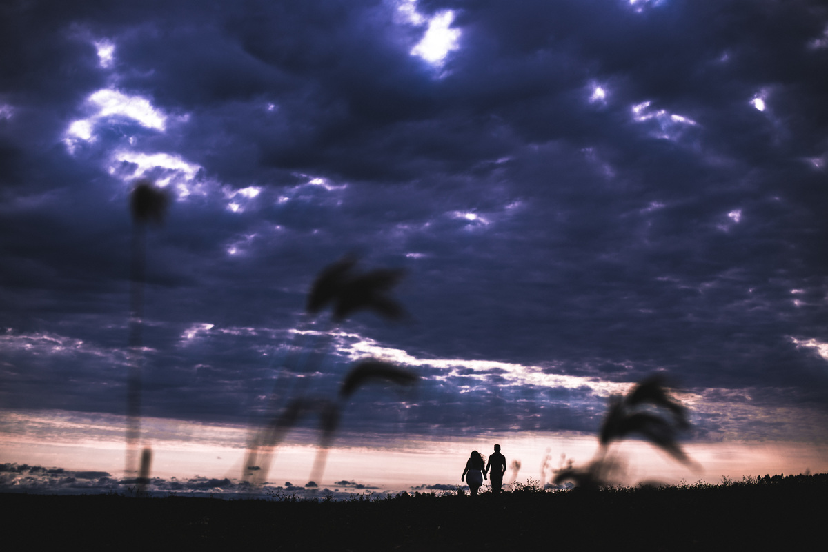 Pré-Wedding Karine e Ale por do sol caminhando ao horizontet