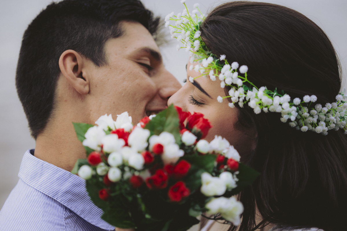 Pré-Wedding Karine e Ale  Beijo escondido atrás do bouquet 
