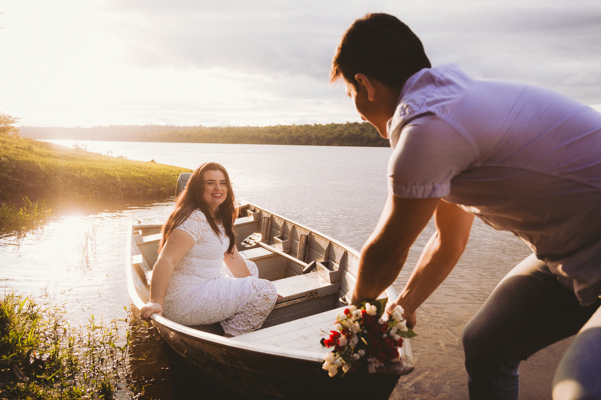 Pré-Wedding Karine e Ale por-do-sol noivo puxando barco 