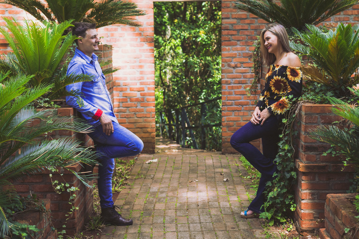 Ensaio casal no parque  Denize e william encostados no muro de frente um para o outro